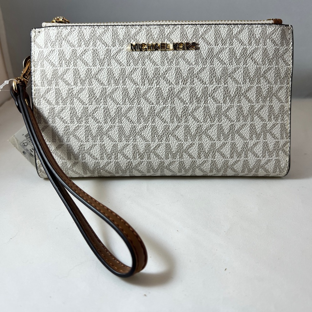NWT Michael Kors Wallet Wristlet Color: Vanilla